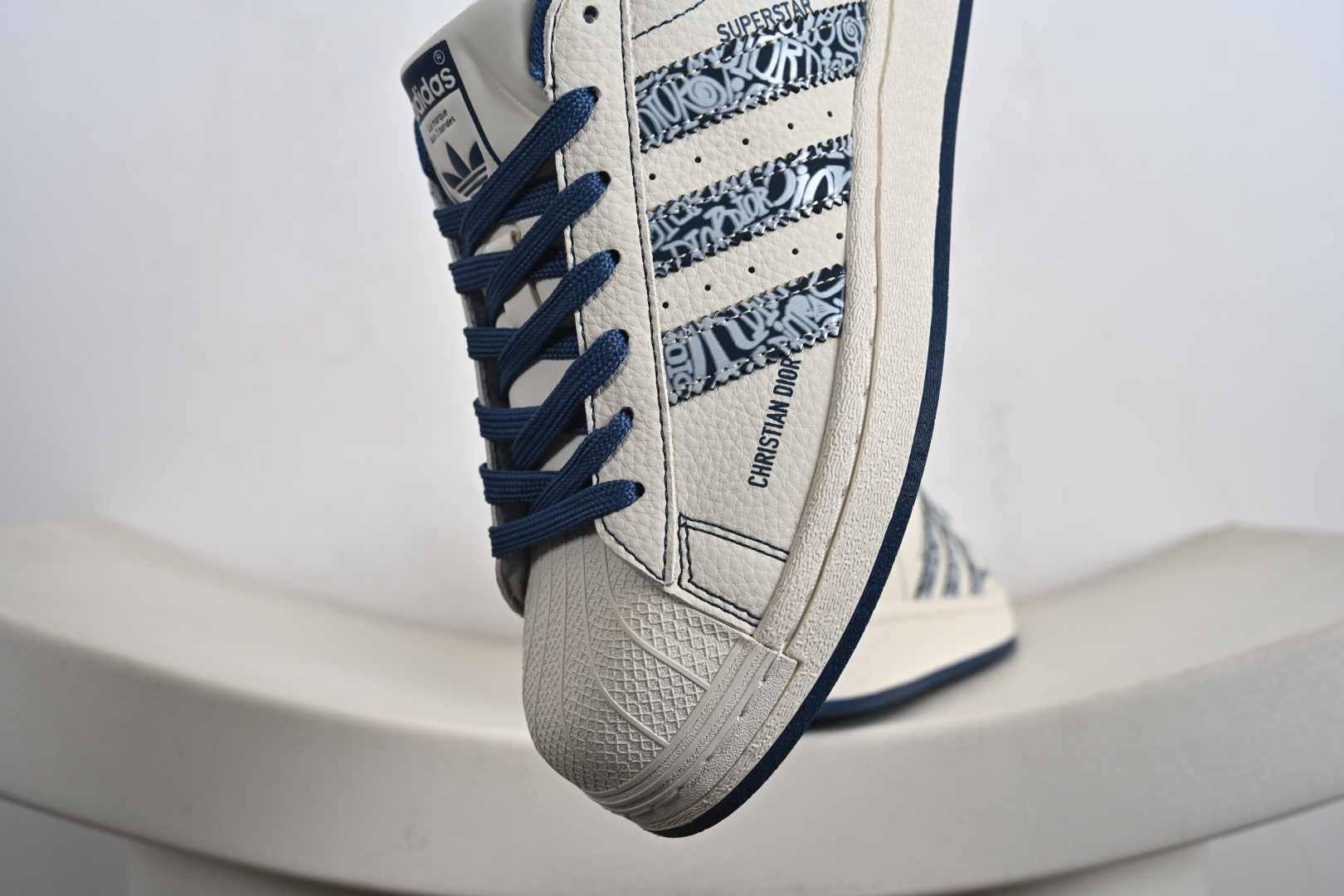 高端定制adidas Super “Dior联名- 米白蓝迪奥印花”经典贝壳头造型 搭配米白与藏蓝的清爽配色 DS5808
