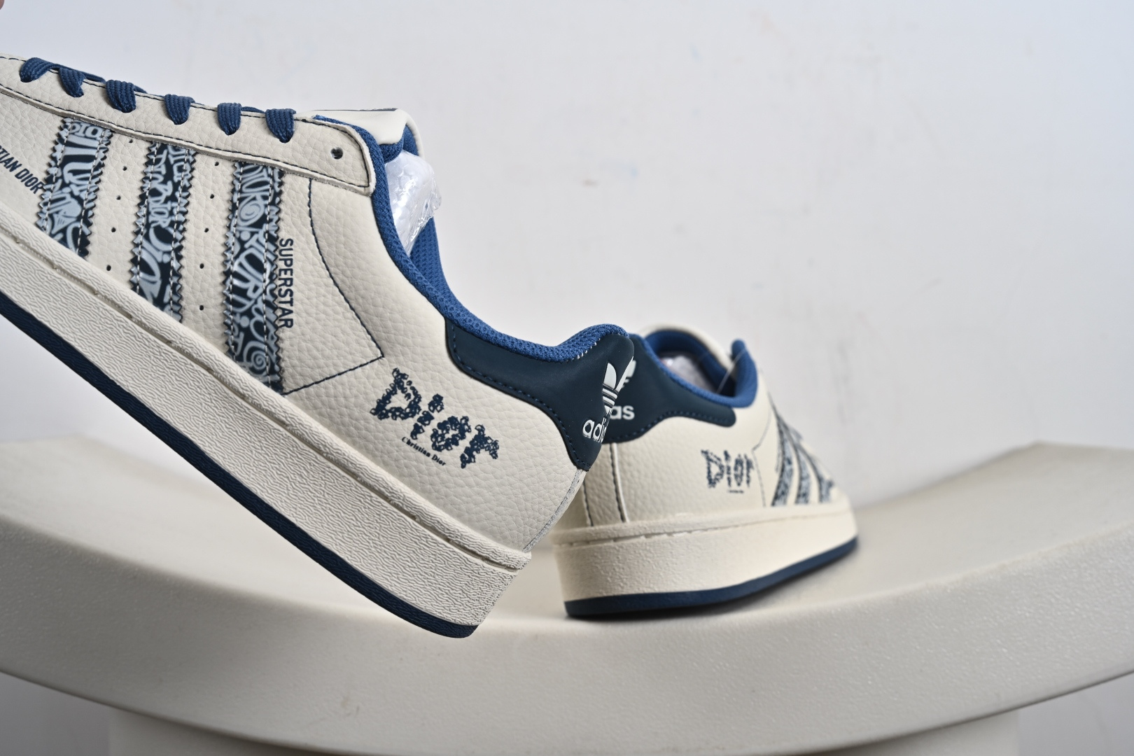 高端定制adidas Super “Dior联名- 米白蓝迪奥印花”经典贝壳头造型 搭配米白与藏蓝的清爽配色 DS5808