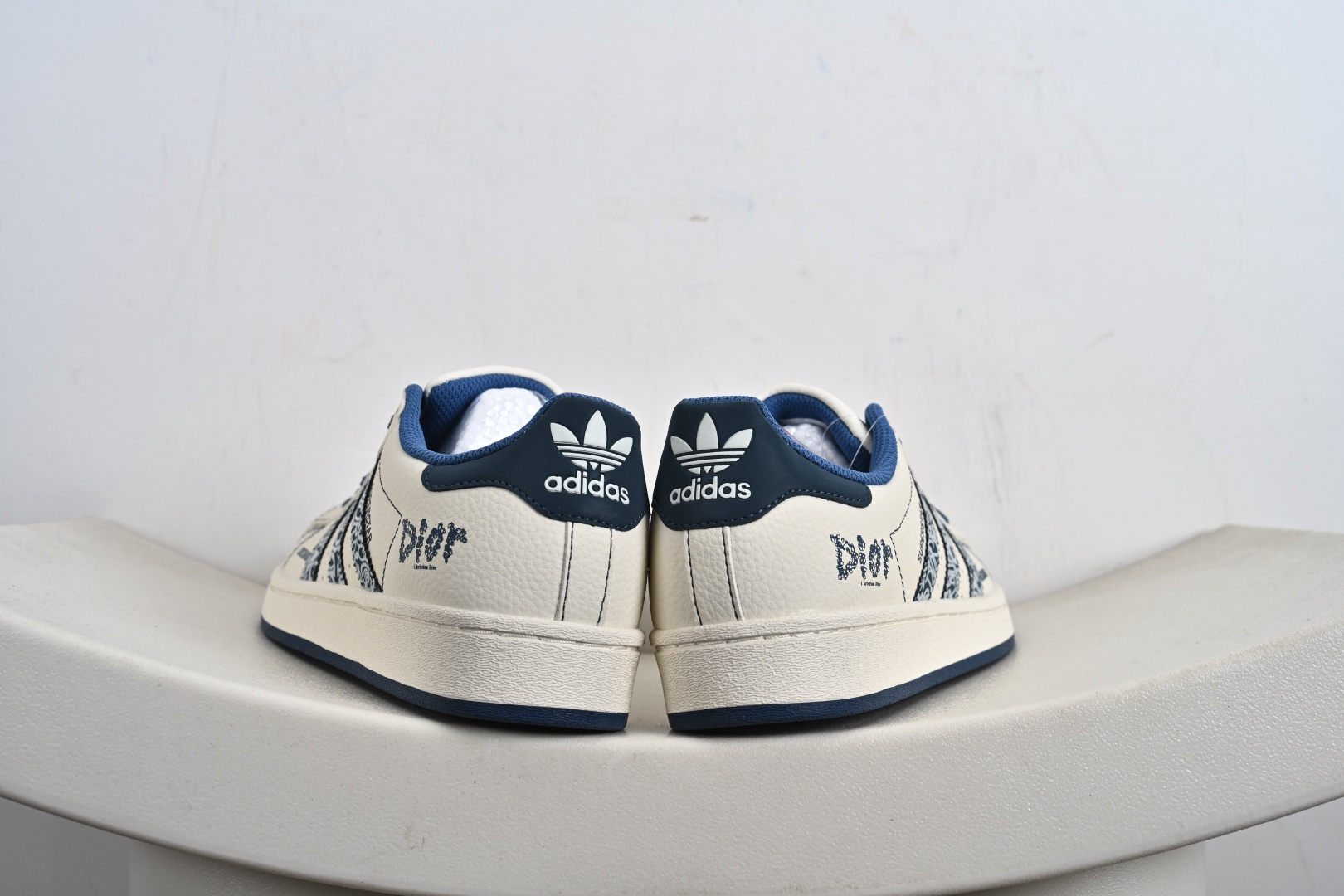 高端定制adidas Super “Dior联名- 米白蓝迪奥印花”经典贝壳头造型 搭配米白与藏蓝的清爽配色 DS5808