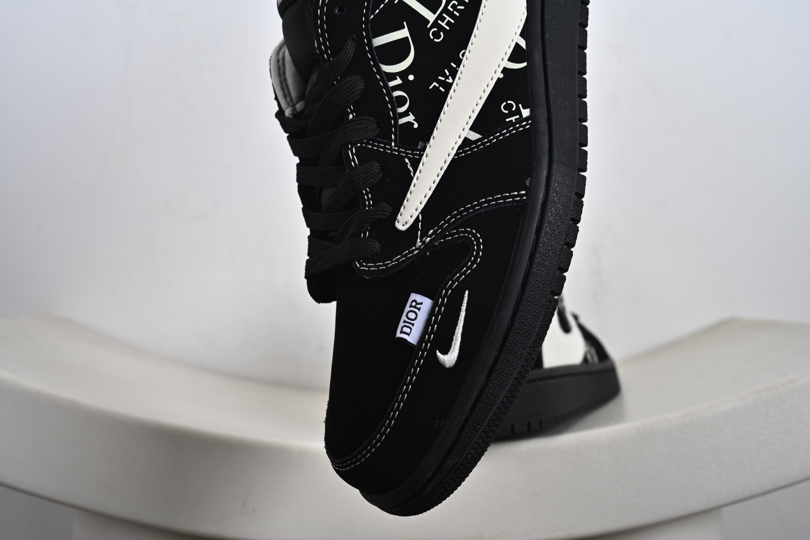 Dior x Air Jordan 1 Low 字母黑白线 LD2025-036