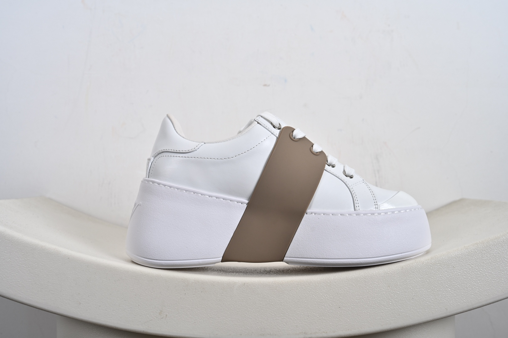 Roger Vivier罗杰维维亚 Viv Skate 小牛皮 圆头厚底 低帮 板鞋