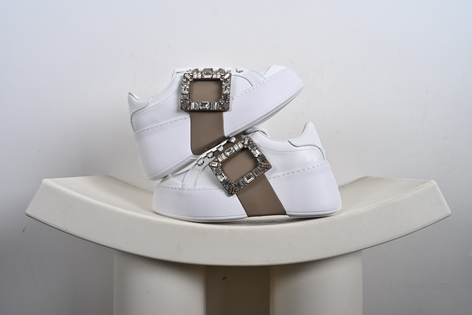 Roger Vivier罗杰维维亚 Viv Skate 小牛皮 圆头厚底 低帮 板鞋