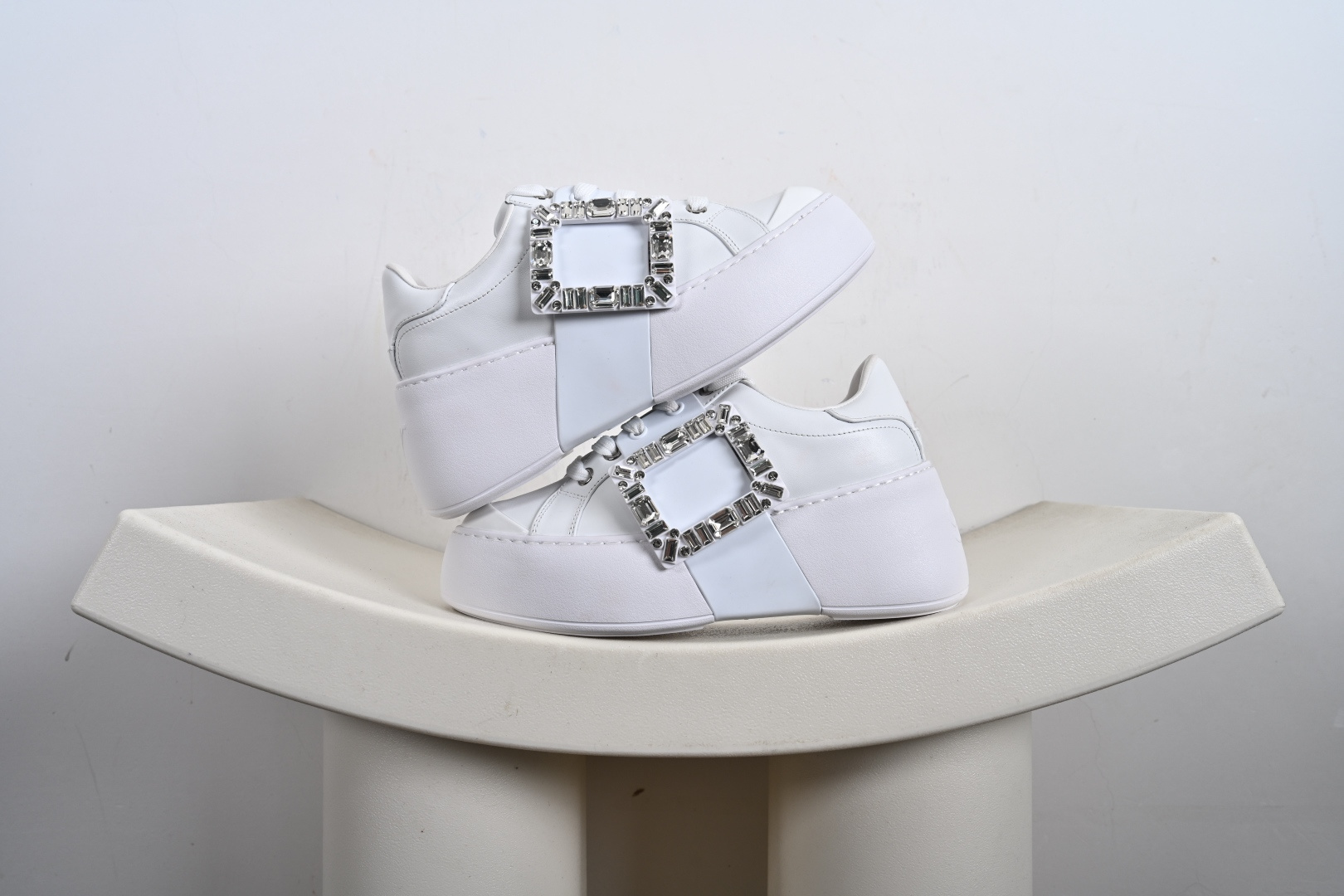 Roger Vivier罗杰维维亚 Viv Skate 小牛皮 圆头厚底 低帮 板鞋