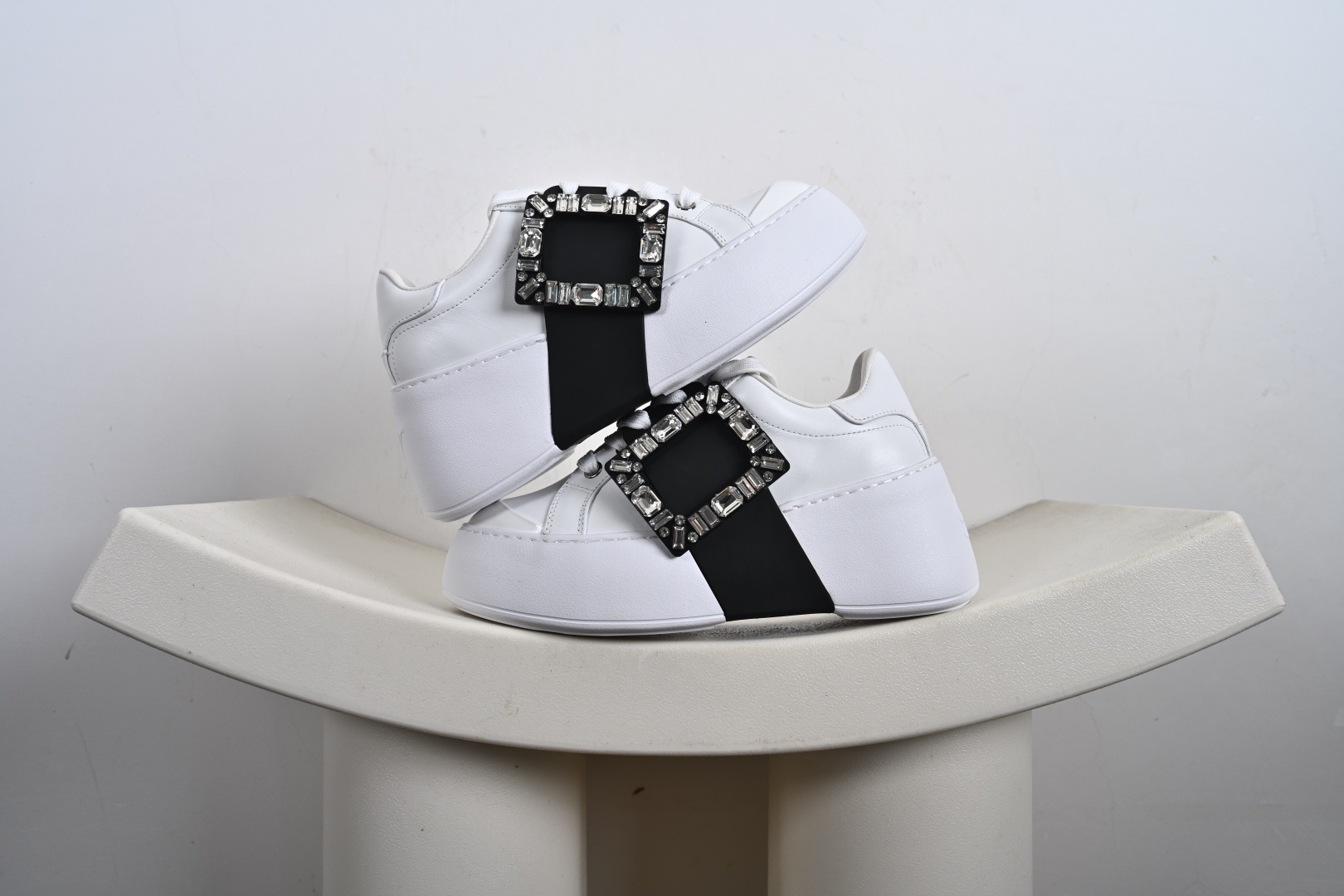 Roger Vivier罗杰维维亚 Viv Skate 小牛皮 圆头厚底 低帮 板鞋