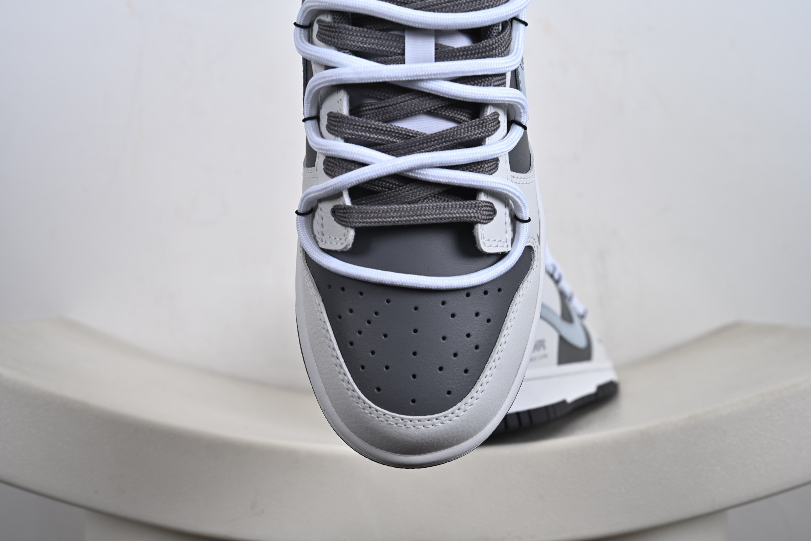 Nike SB Dunk Low 解构绑带 GB0528-110-High Quatity Cheap Brand wholesale wholesaler seller Clothes Bags handbags Sneakers Top Fashion Clothing Shoes from China Factory Chinese suppliers best Quality Beautiful Price Nike SB Dunk Low 解构绑带 GB0528-110