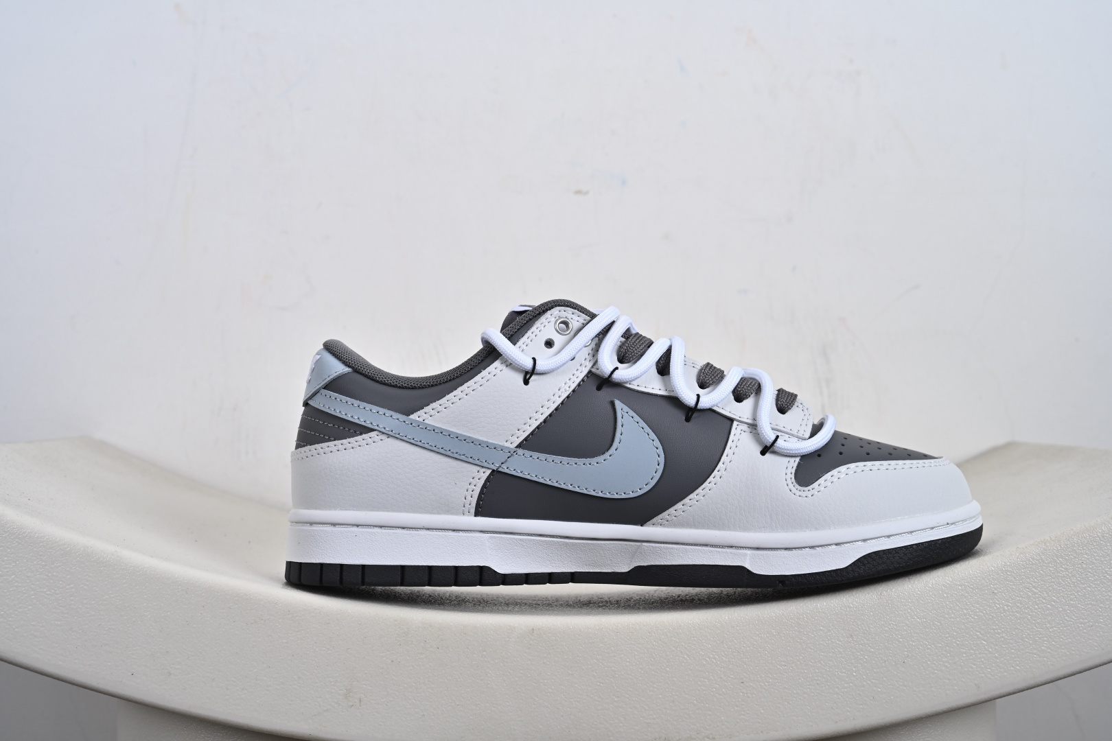 Nike SB Dunk Low 解构绑带 GB0528-110-High Quatity Cheap Brand wholesale wholesaler seller Clothes Bags handbags Sneakers Top Fashion Clothing Shoes from China Factory Chinese suppliers best Quality Beautiful Price Nike SB Dunk Low 解构绑带 GB0528-110