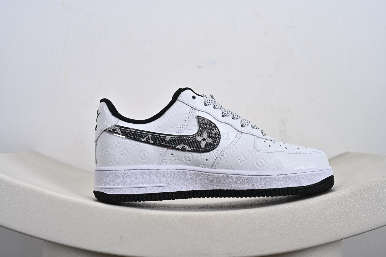 240 高端定制 Air Force 1 '07 Low “LV联名---白黑立体印刷” 高端定制 低帮休闲板鞋 XL1979-111