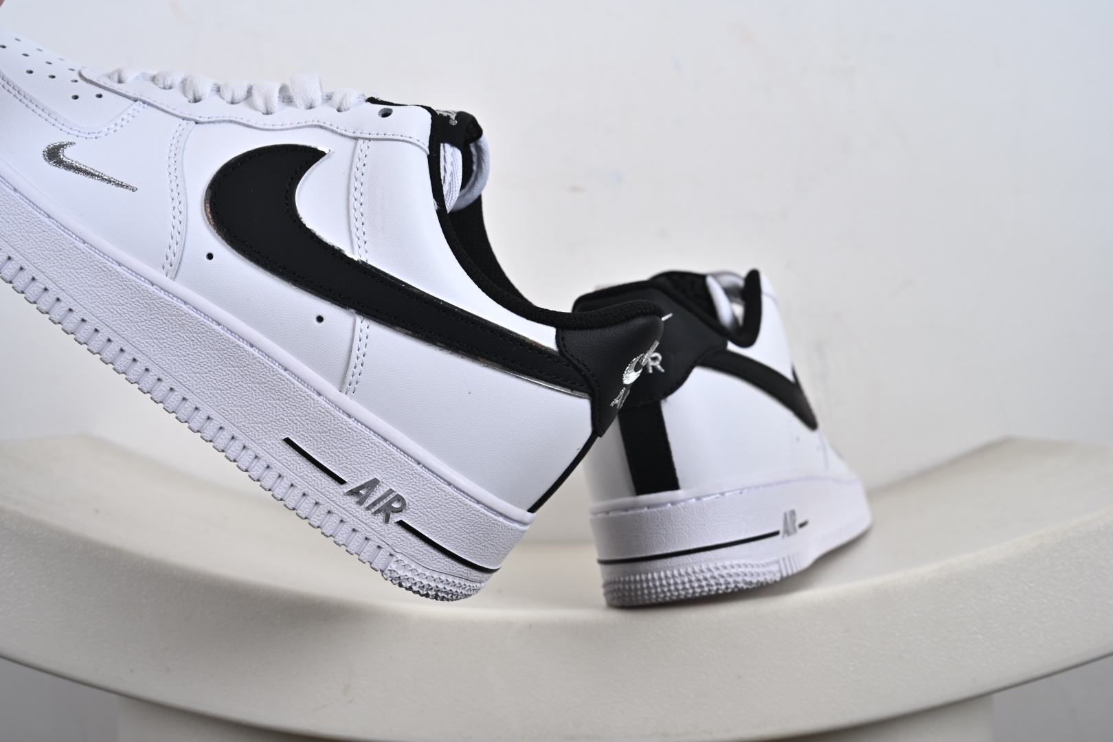 240 定制版 Nike Air Force 1'07 Low 黑银小勾 空军一号低帮休闲板鞋 ZH0316-109