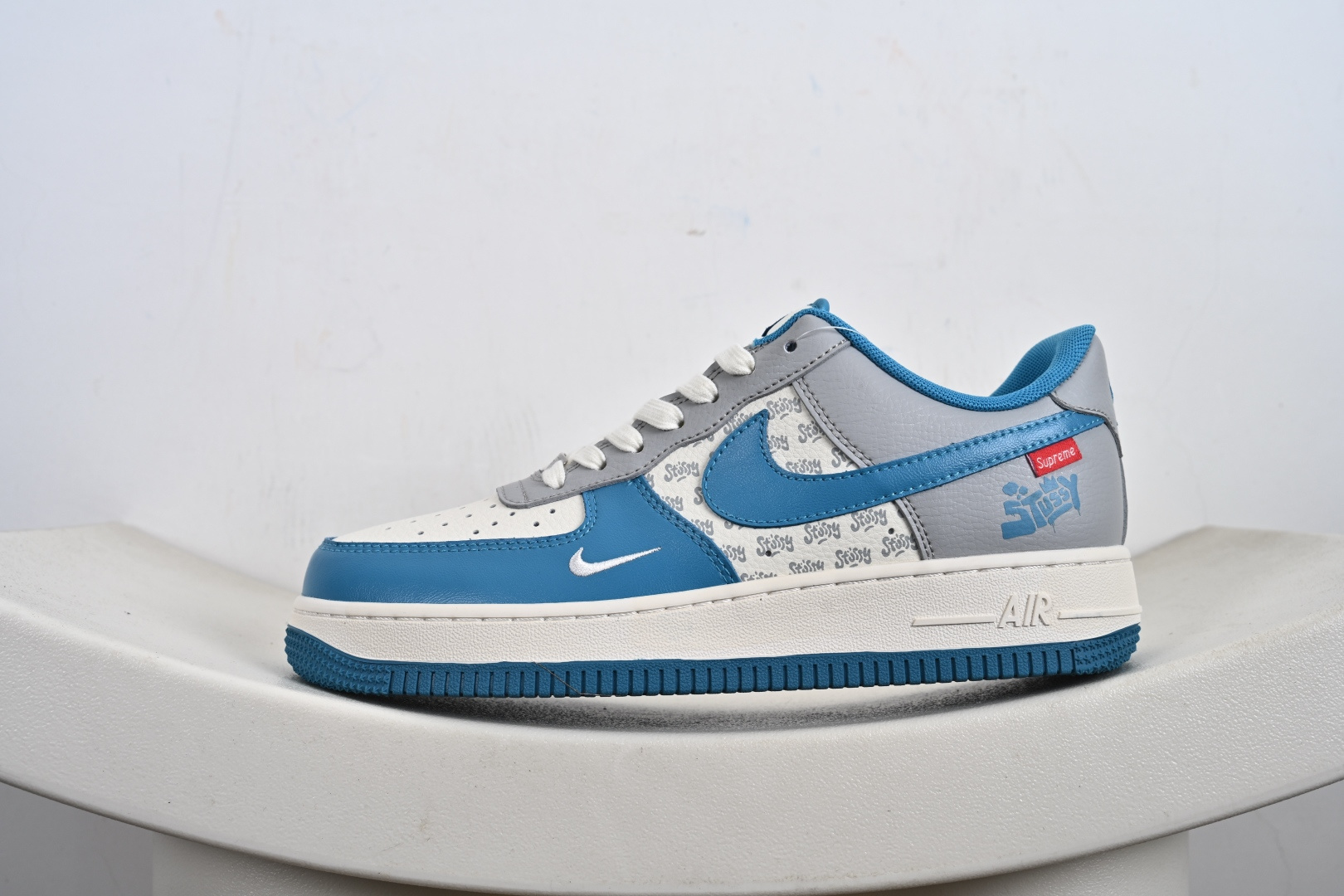 定制版 Nike Air Force 1'07 Low 斯图西联名 奶白蓝灰 空军一号低帮休闲板鞋 XD2588-607