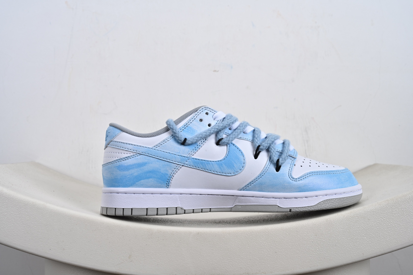 200 Nike Dunk Low 月下碧波行 天蓝色此款以淡雅湖水蓝为基调 HF5441-105