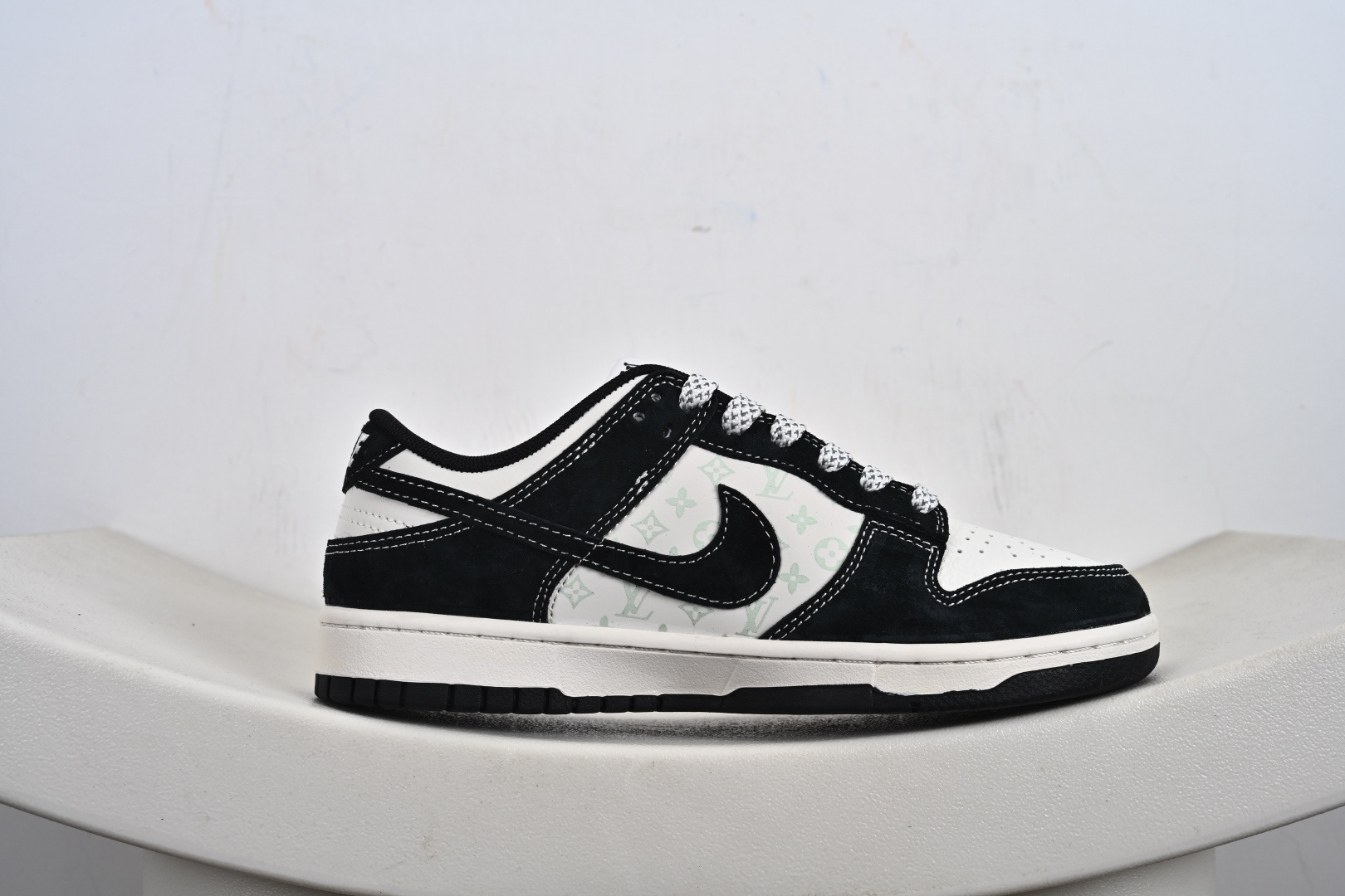 Nike SB Dunk Low“LV联名——熊猫信花” 周年高端定制 低帮休闲板鞋 CX5050-Y12-莆田鞋,莆田鞋货源,高仿鞋,高仿鞋货源,安福档口,莆田高仿鞋,莆田鞋批发,高仿鞋批发,莆田高仿运动鞋,高仿运动鞋,莆田运动鞋 Nike SB Dunk Low“LV联名——熊猫信花” 周年高端定制 低帮休闲板鞋 CX5050-Y12