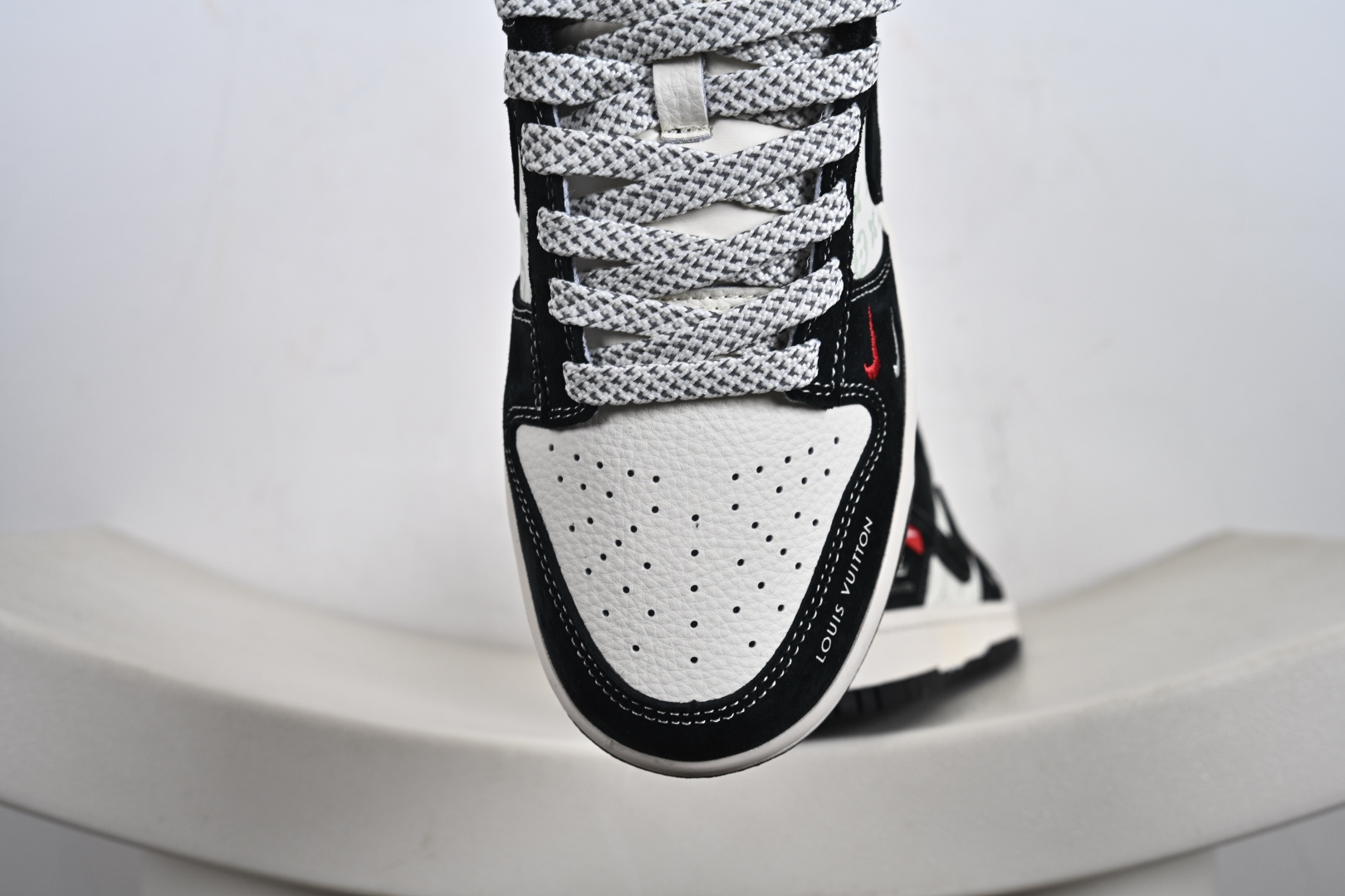 Nike SB Dunk Low“LV联名——熊猫信花” 周年高端定制 低帮休闲板鞋 CX5050-Y12-莆田鞋,莆田鞋货源,高仿鞋,高仿鞋货源,安福档口,莆田高仿鞋,莆田鞋批发,高仿鞋批发,莆田高仿运动鞋,高仿运动鞋,莆田运动鞋 Nike SB Dunk Low“LV联名——熊猫信花” 周年高端定制 低帮休闲板鞋 CX5050-Y12