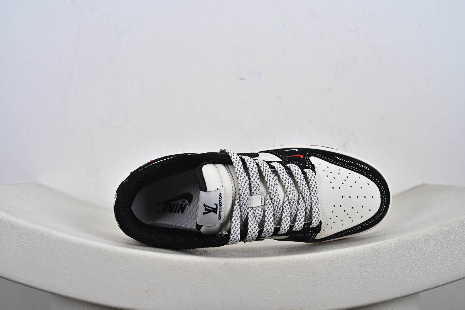 Nike SB Dunk Low“LV联名——熊猫信花” 周年高端定制 低帮休闲板鞋 CX5050-Y12-莆田鞋,莆田鞋货源,高仿鞋,高仿鞋货源,安福档口,莆田高仿鞋,莆田鞋批发,高仿鞋批发,莆田高仿运动鞋,高仿运动鞋,莆田运动鞋 Nike SB Dunk Low“LV联名——熊猫信花” 周年高端定制 低帮休闲板鞋 CX5050-Y12