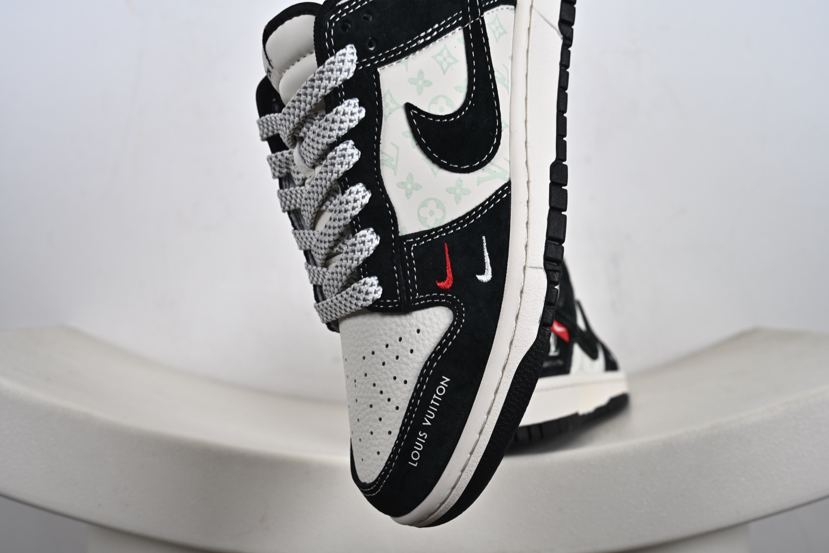 Nike SB Dunk Low“LV联名——熊猫信花” 周年高端定制 低帮休闲板鞋 CX5050-Y12-莆田鞋,莆田鞋货源,高仿鞋,高仿鞋货源,安福档口,莆田高仿鞋,莆田鞋批发,高仿鞋批发,莆田高仿运动鞋,高仿运动鞋,莆田运动鞋 Nike SB Dunk Low“LV联名——熊猫信花” 周年高端定制 低帮休闲板鞋 CX5050-Y12