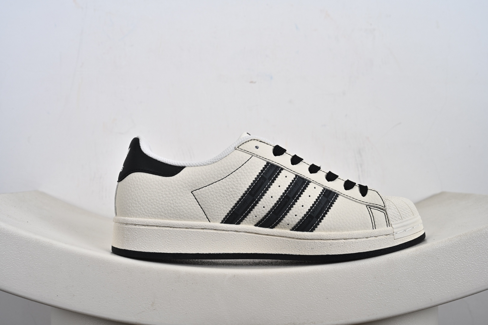 220 高端定制adidas Super 黑白 延续 Adidas 标志性贝壳头 DS5809