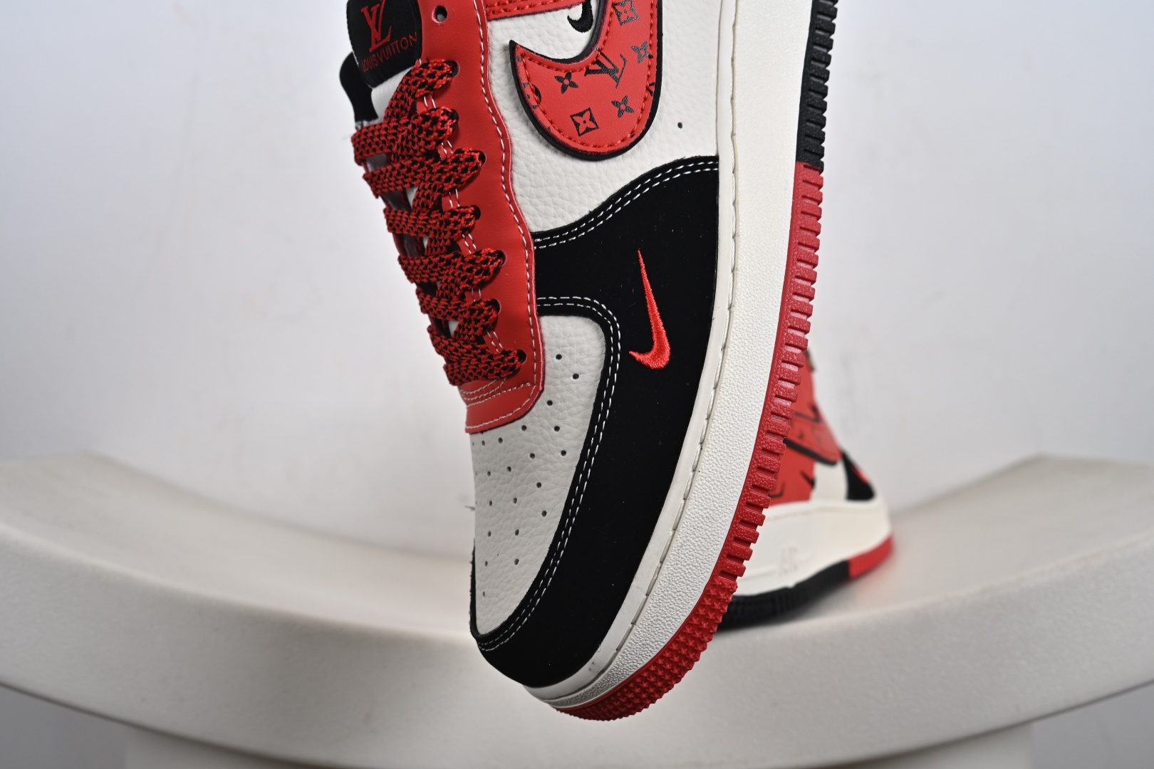 240 定制版 Nike Air Force 1 Low 07 x Louis Vuitton 黑白红三小勾 KJ1688-016