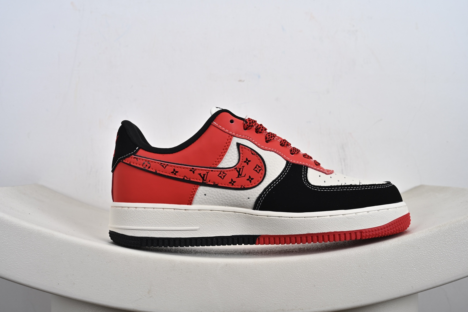 240 定制版 Nike Air Force 1 Low 07 x Louis Vuitton 黑白红三小勾 KJ1688-016
