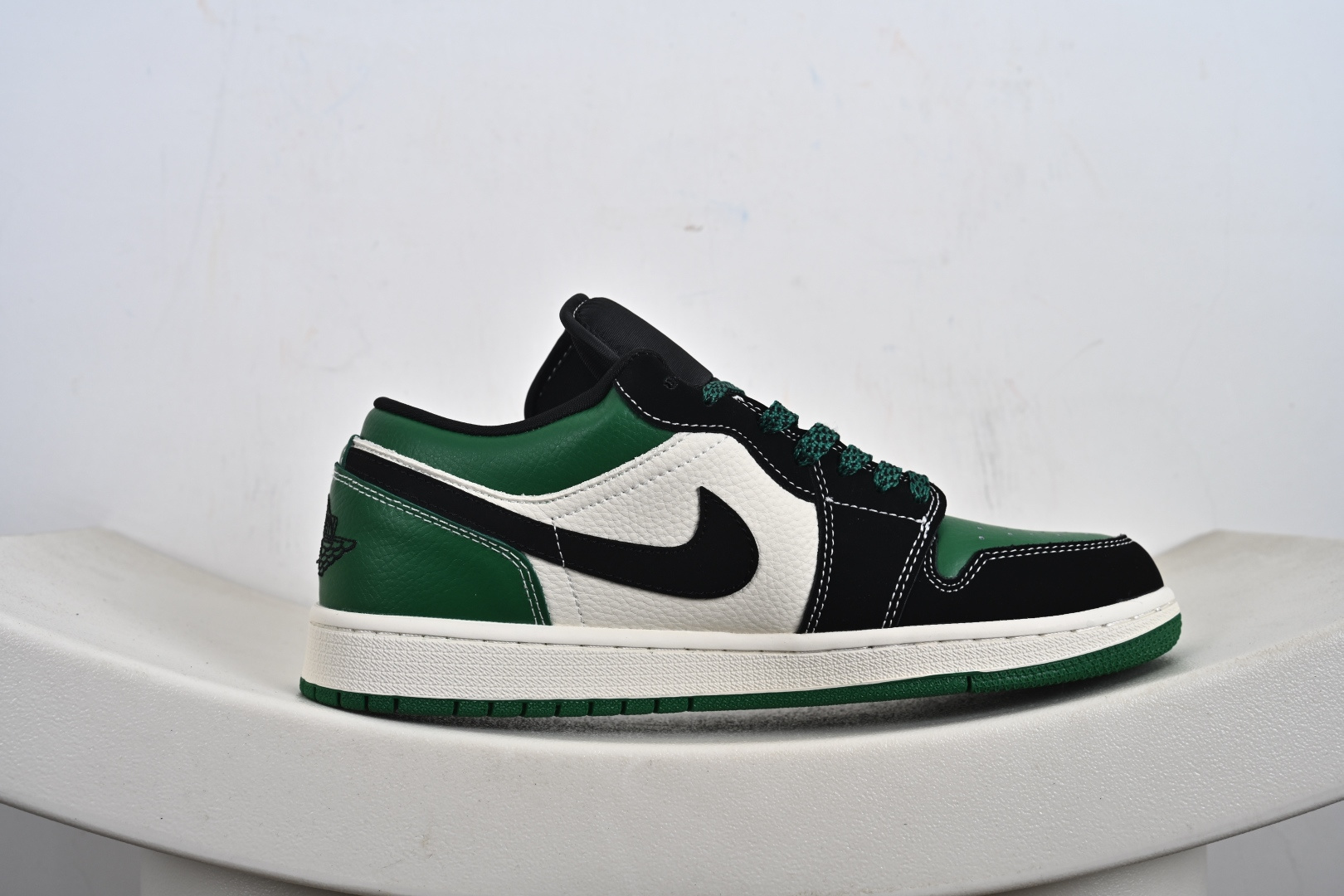 260 Nk Jordan Air Jordan 1 “斯图西联名——字母绿黑勾” 高端定制 乔丹低帮休闲板鞋 QJ1988-004