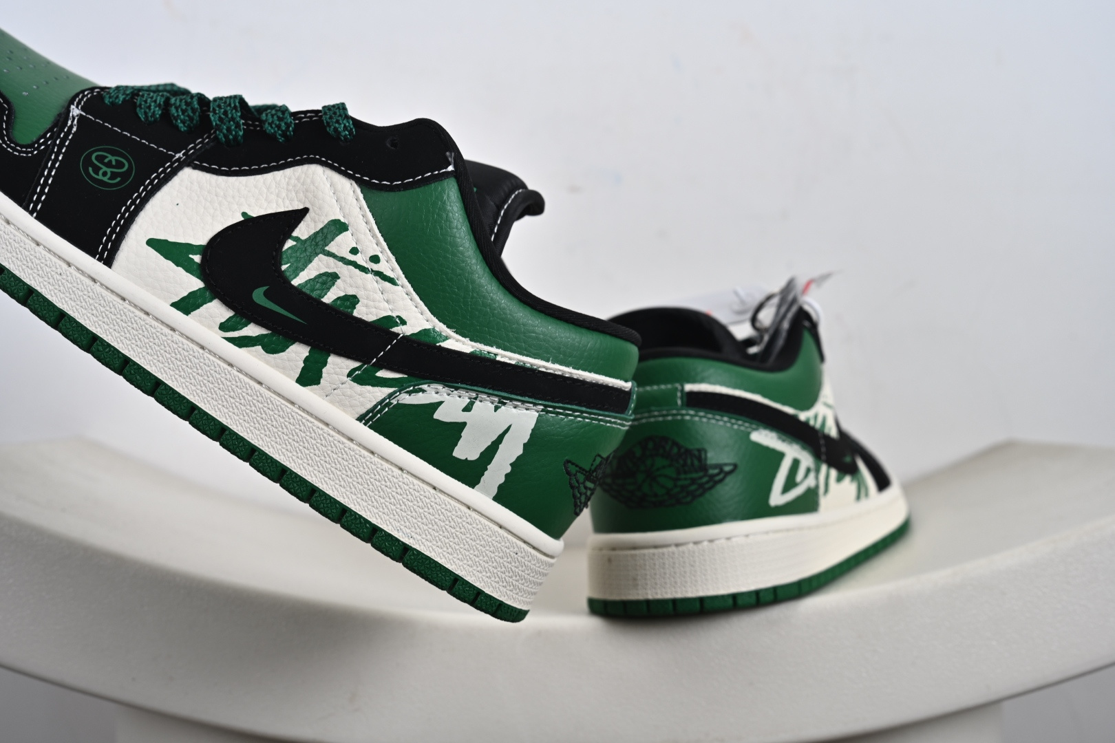 260 Nk Jordan Air Jordan 1 “斯图西联名——字母绿黑勾” 高端定制 乔丹低帮休闲板鞋 QJ1988-004