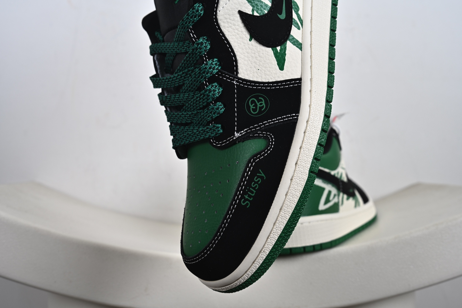 260 Nk Jordan Air Jordan 1 “斯图西联名——字母绿黑勾” 高端定制 乔丹低帮休闲板鞋 QJ1988-004