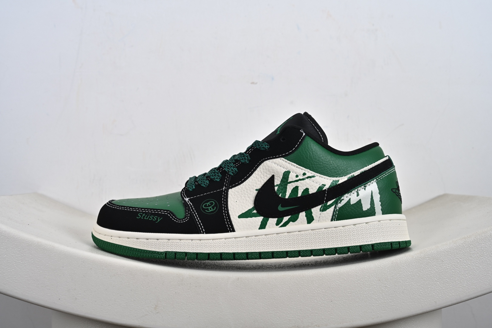 260 Nk Jordan Air Jordan 1 “斯图西联名——字母绿黑勾” 高端定制 乔丹低帮休闲板鞋 QJ1988-004