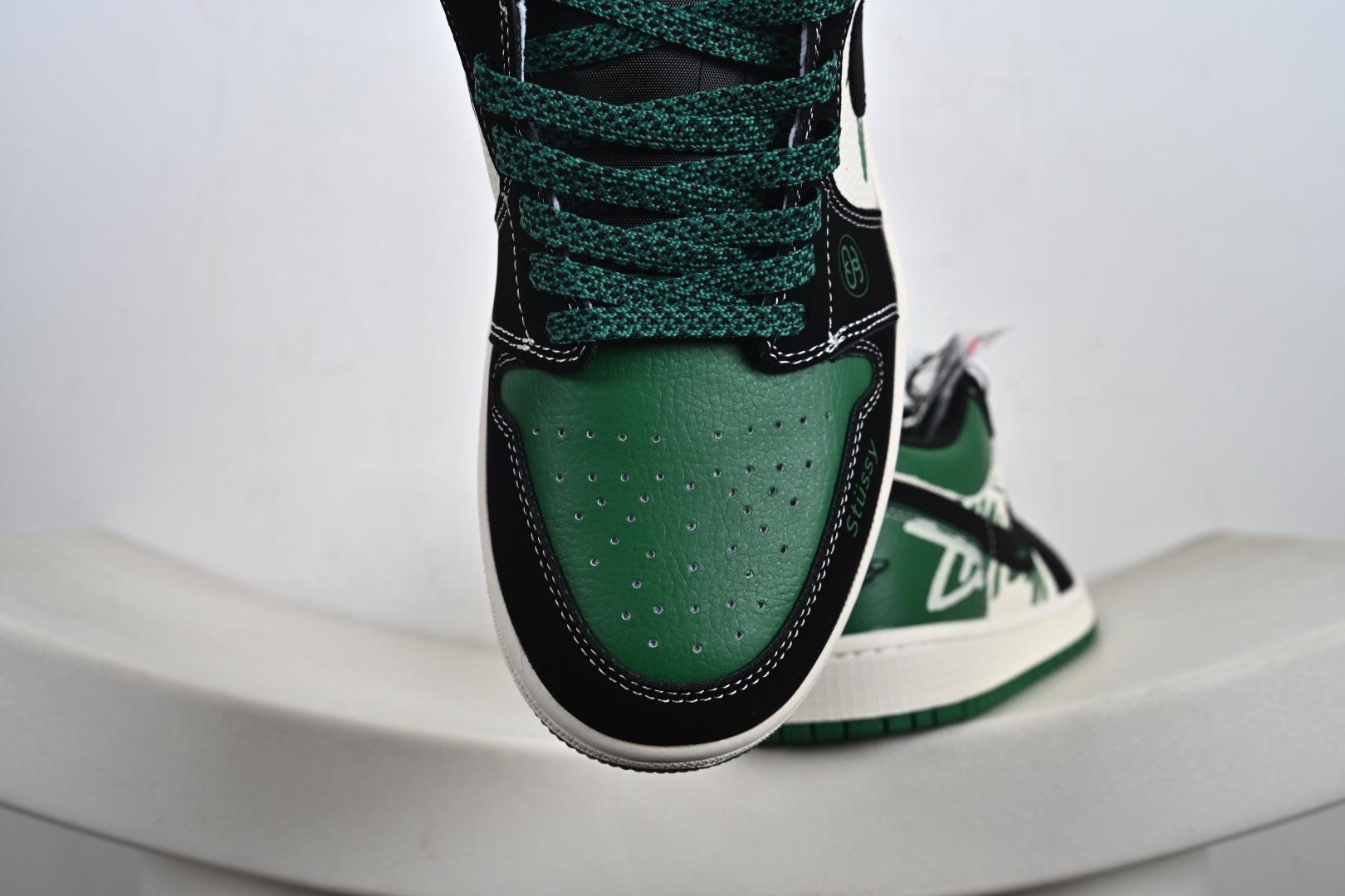 260 Nk Jordan Air Jordan 1 “斯图西联名——字母绿黑勾” 高端定制 乔丹低帮休闲板鞋 QJ1988-004