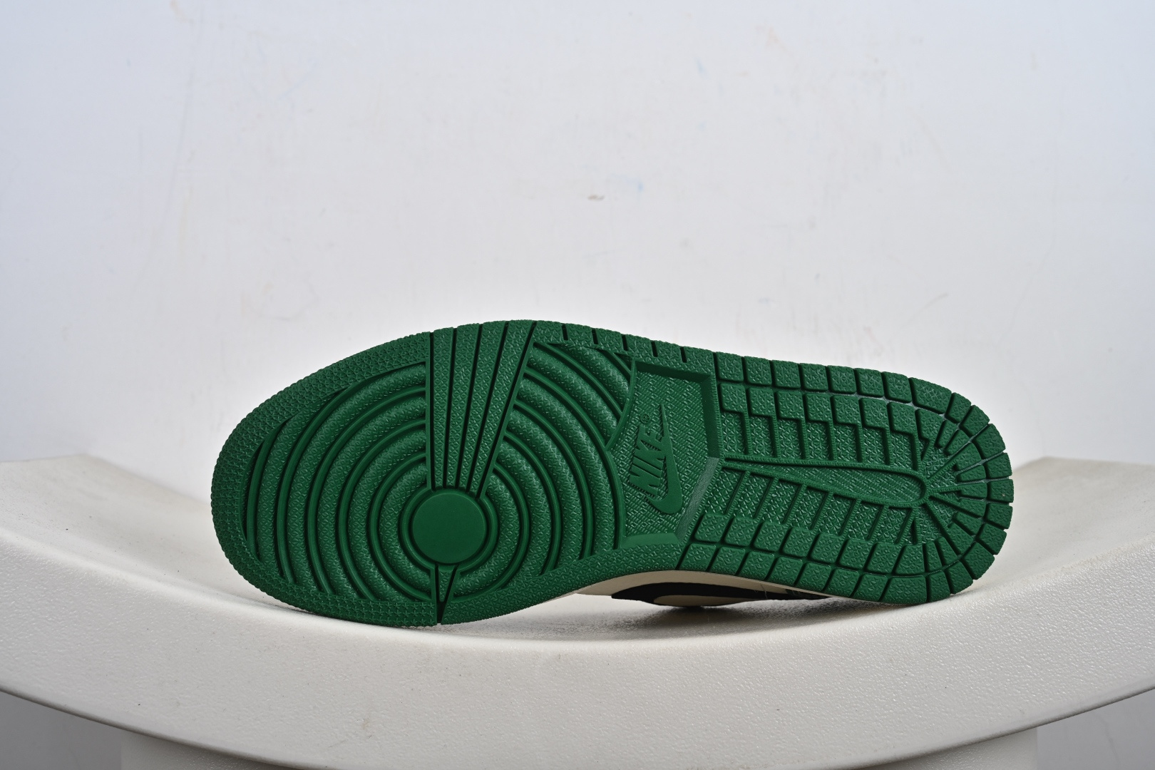 260 Nk Jordan Air Jordan 1 “斯图西联名——字母绿黑勾” 高端定制 乔丹低帮休闲板鞋 QJ1988-004