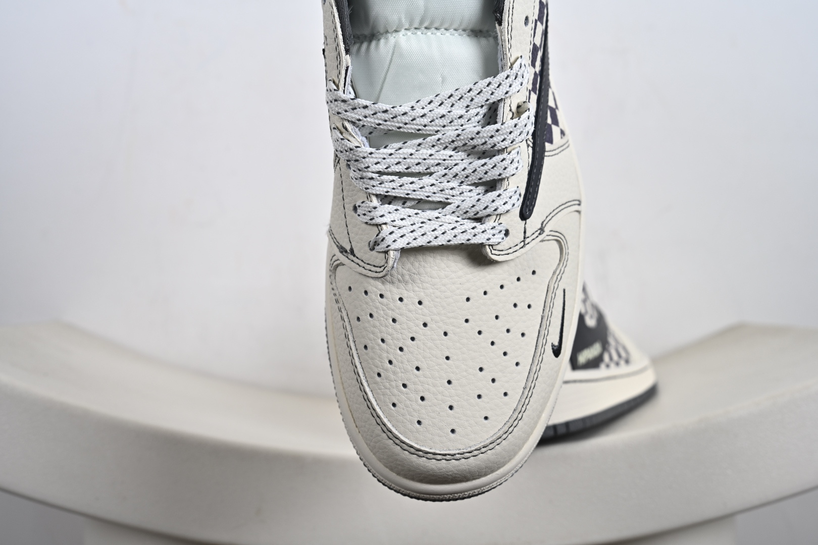 定制版 高端定制 Travis Scott x Fragment Design x Jordan Air Jordan 1 Low SP “暴力熊联名------白灰方格” 高端定制 倒钩三方联名低帮篮球鞋 XD1979-001