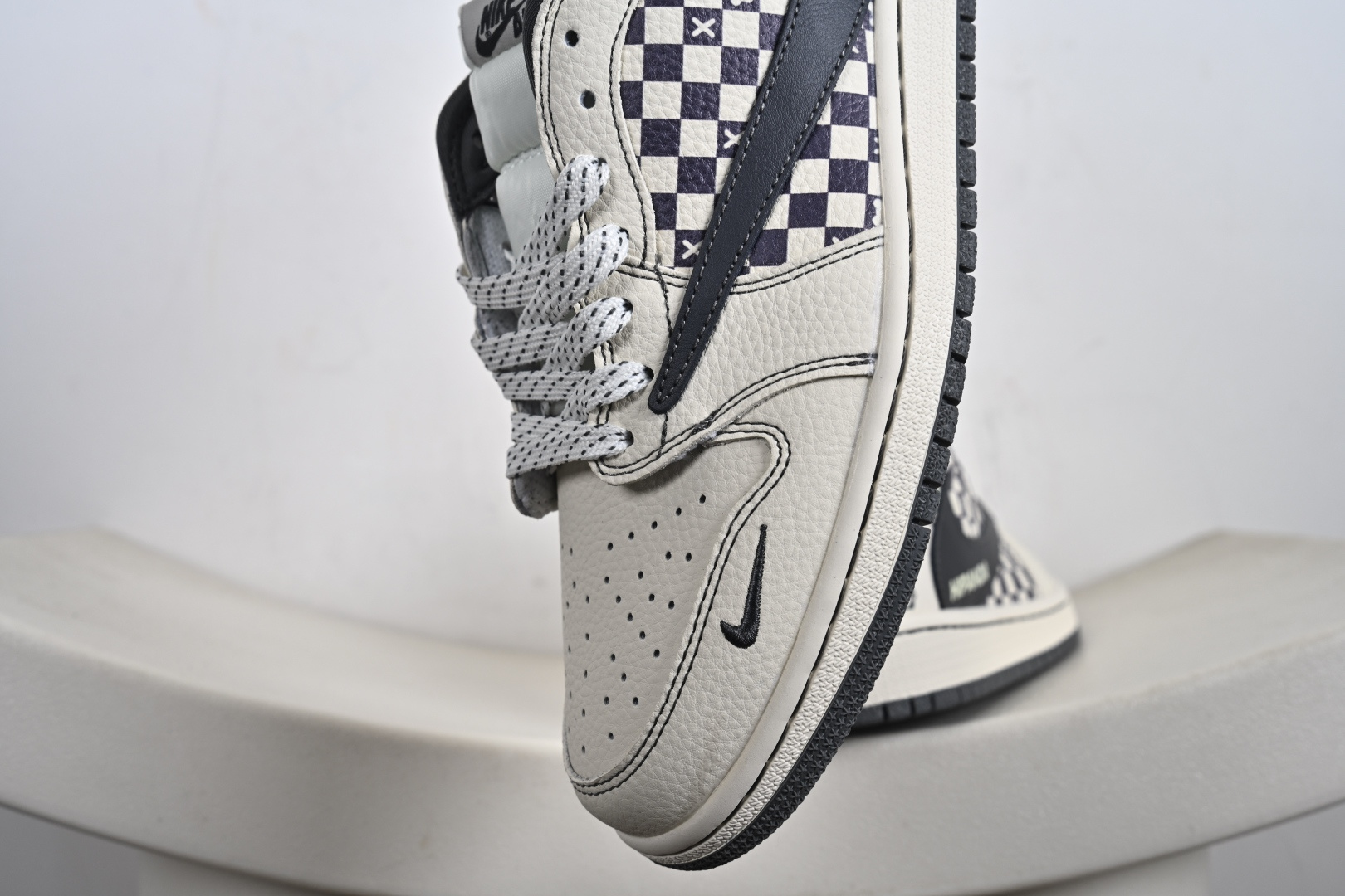 定制版 高端定制 Travis Scott x Fragment Design x Jordan Air Jordan 1 Low SP “暴力熊联名------白灰方格” 高端定制 倒钩三方联名低帮篮球鞋 XD1979-001