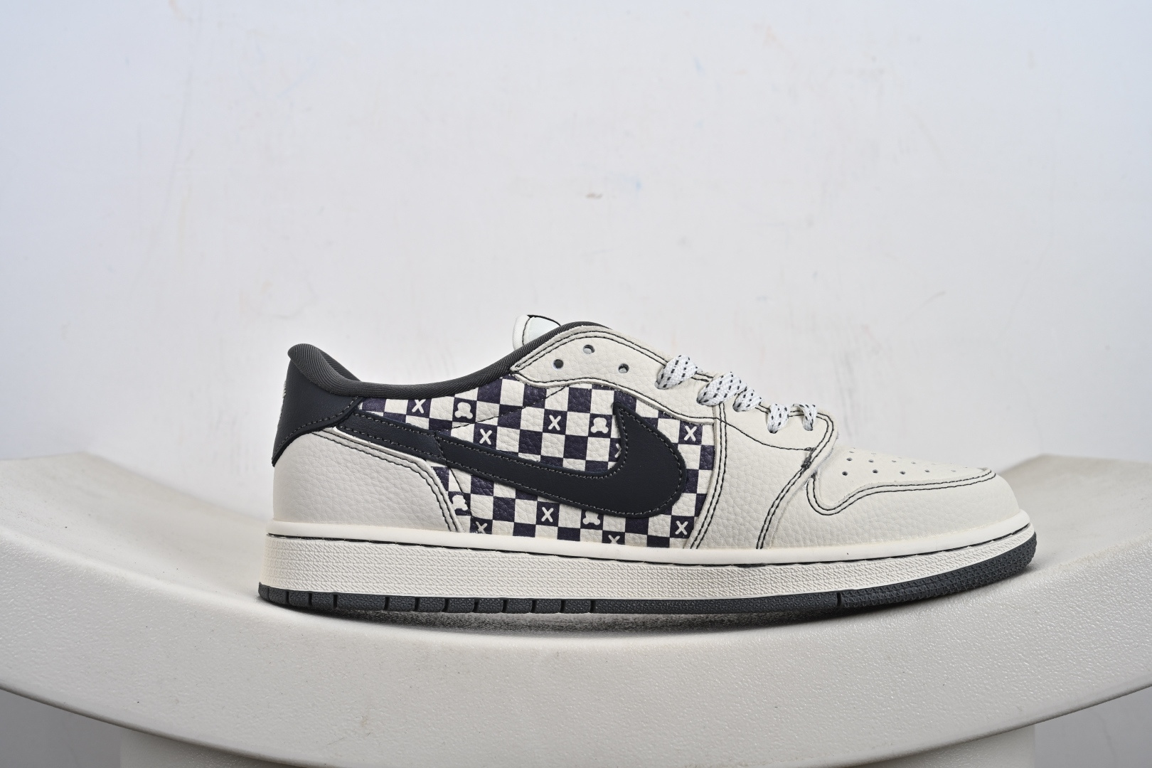 定制版 高端定制 Travis Scott x Fragment Design x Jordan Air Jordan 1 Low SP “暴力熊联名------白灰方格” 高端定制 倒钩三方联名低帮篮球鞋 XD1979-001