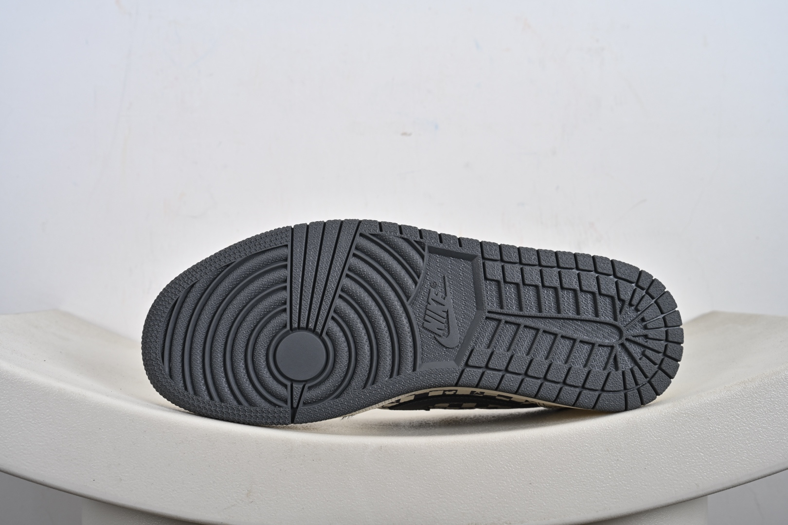 定制版 高端定制 Travis Scott x Fragment Design x Jordan Air Jordan 1 Low SP “暴力熊联名------白灰方格” 高端定制 倒钩三方联名低帮篮球鞋 XD1979-001