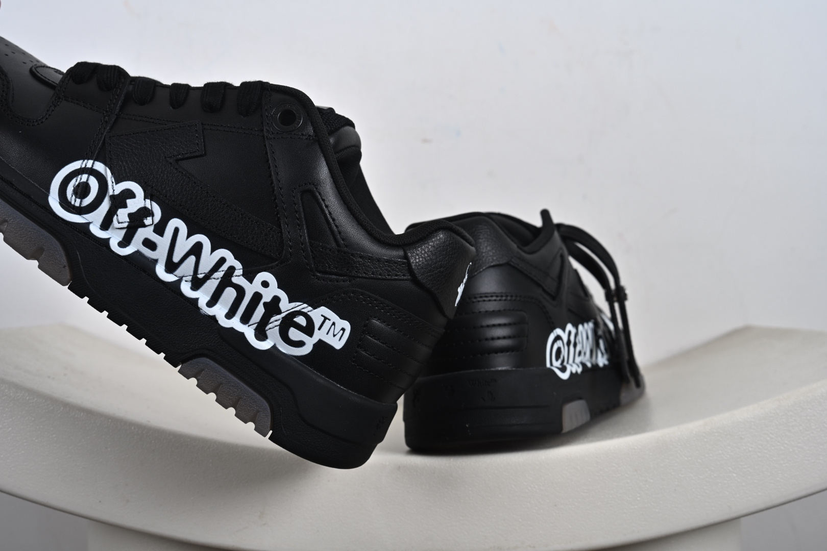 320 OFF-WHITE Out Of Office 低帮系带时尚板鞋