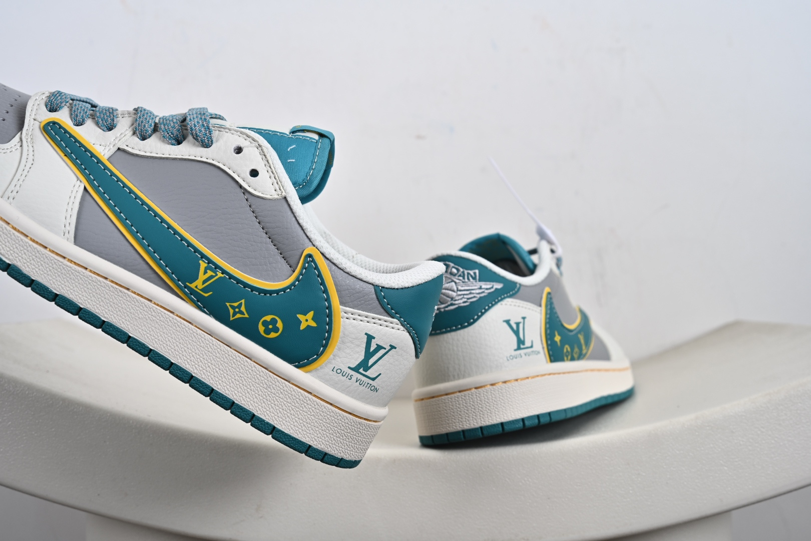 240 Nike Air Jordan 1 x Travis Scott AJ1倒勾 乔一倒钩 ‘DIY’定制 耐克 低帮文化篮球鞋 ZY1618-006