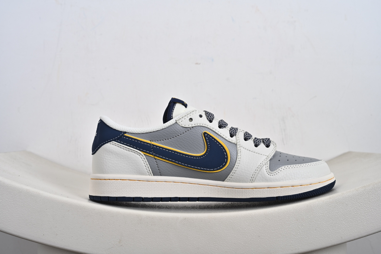 240 Nike Air Jordan 1 x Travis Scott AJ1倒勾 乔一倒钩 ‘DIY’定制 耐克 低帮文化篮球鞋 ZY1618-012