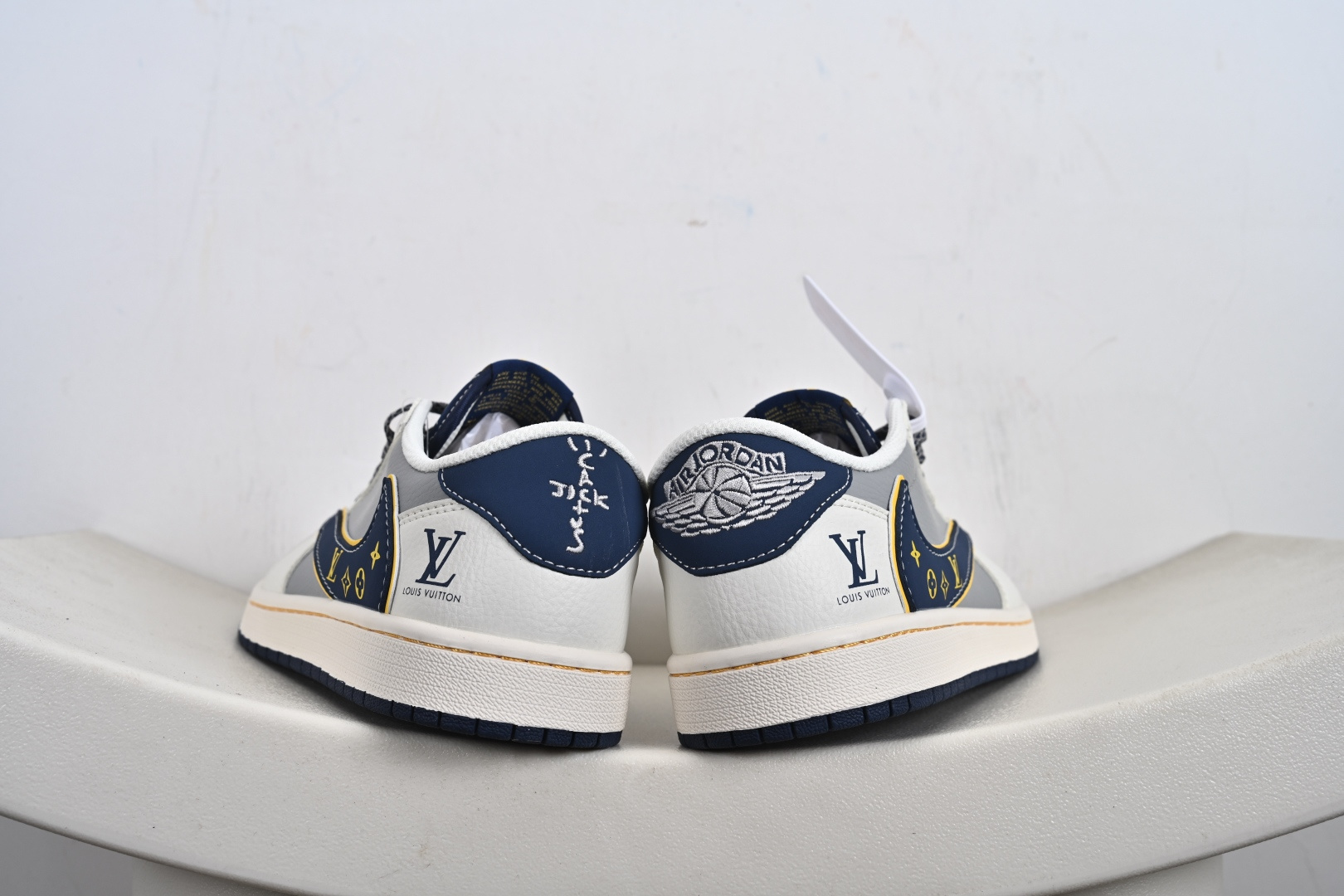 240 Nike Air Jordan 1 x Travis Scott AJ1倒勾 乔一倒钩 ‘DIY’定制 耐克 低帮文化篮球鞋 ZY1618-012