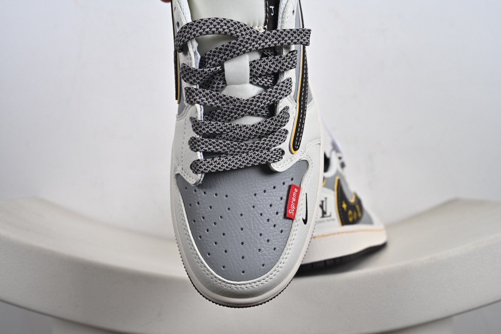 240 Nike Air Jordan 1 x Travis Scott AJ1倒勾 乔一倒钩 ‘DIY’定制 耐克 低帮文化篮球鞋 ZY1618-011