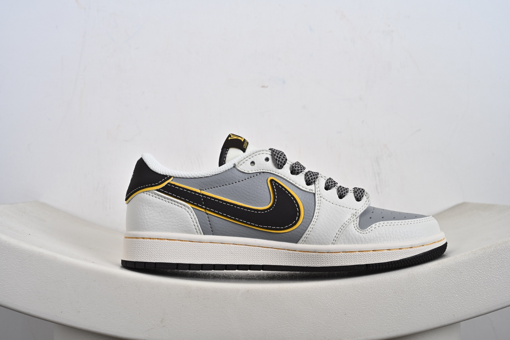 240 Nike Air Jordan 1 x Travis Scott AJ1倒勾 乔一倒钩 ‘DIY’定制 耐克 低帮文化篮球鞋 ZY1618-011