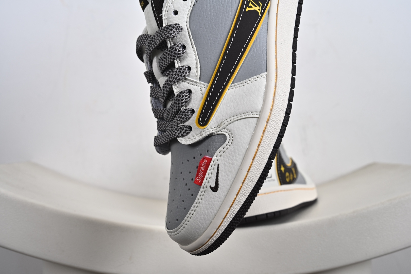 240 Nike Air Jordan 1 x Travis Scott AJ1倒勾 乔一倒钩 ‘DIY’定制 耐克 低帮文化篮球鞋 ZY1618-011