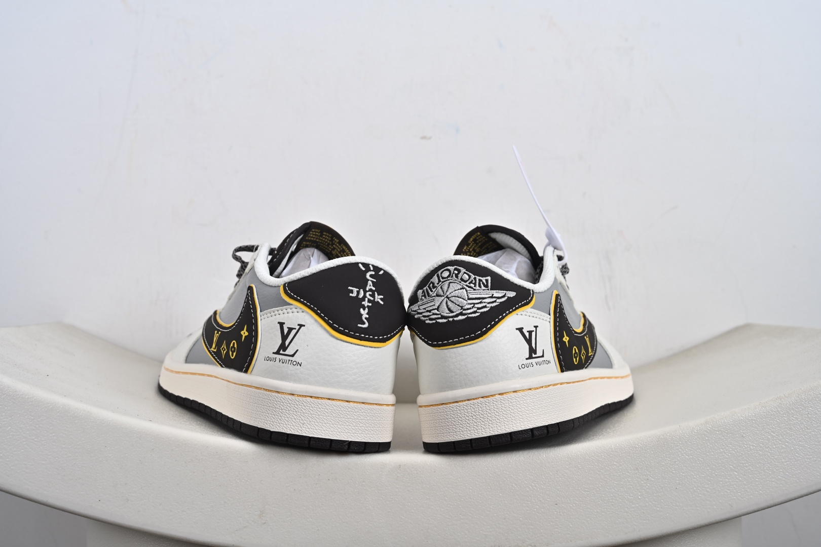 240 Nike Air Jordan 1 x Travis Scott AJ1倒勾 乔一倒钩 ‘DIY’定制 耐克 低帮文化篮球鞋 ZY1618-011