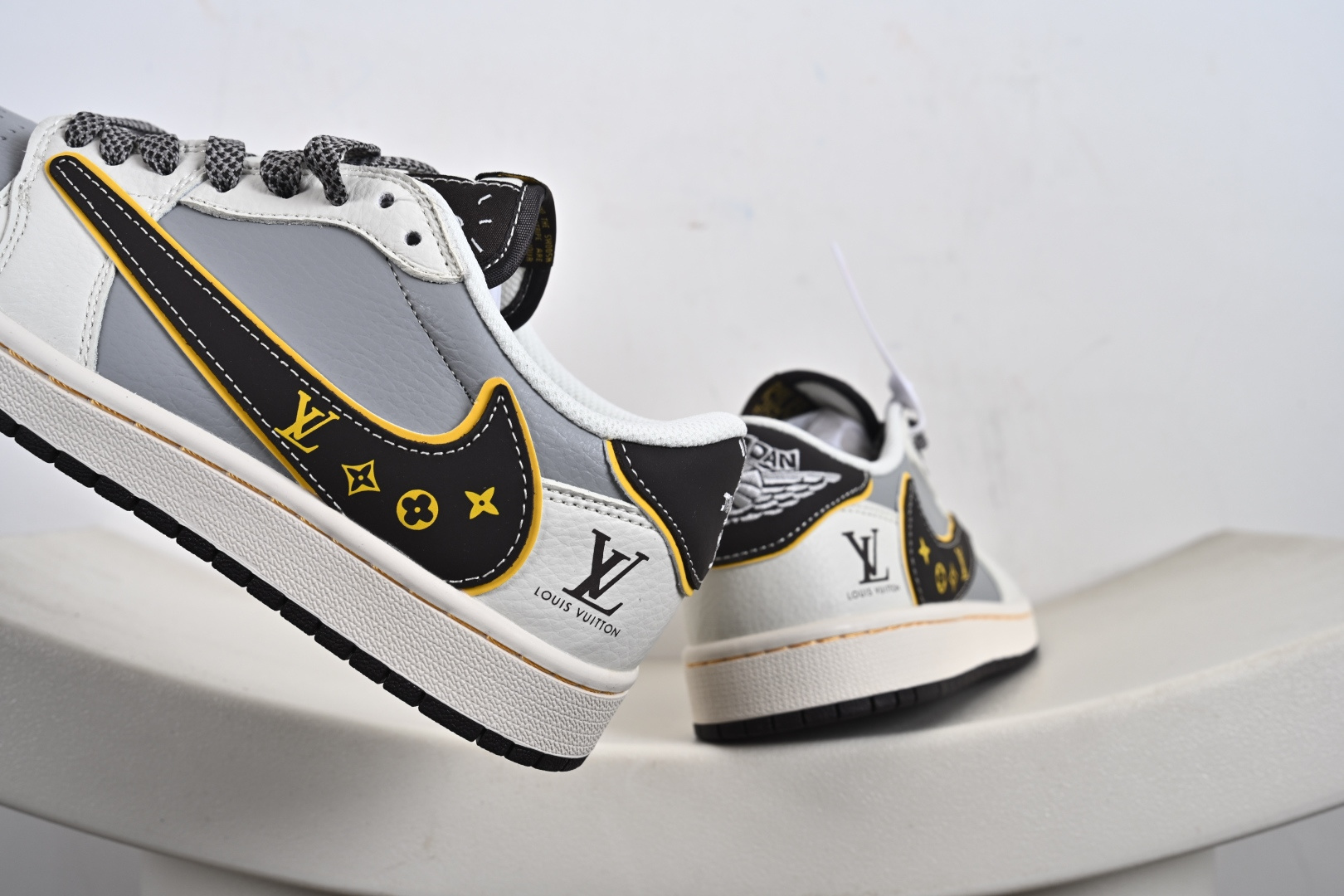 240 Nike Air Jordan 1 x Travis Scott AJ1倒勾 乔一倒钩 ‘DIY’定制 耐克 低帮文化篮球鞋 ZY1618-011