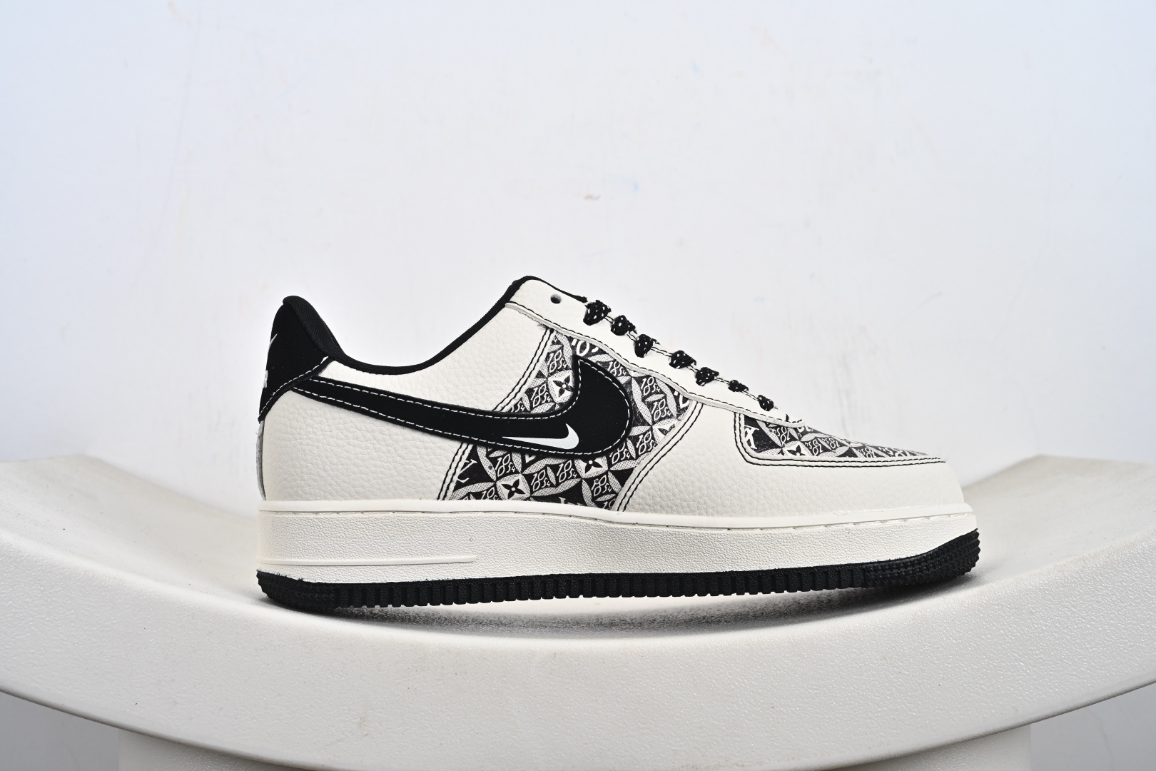 240 定制版 Air Force 1 '07 Low “联名——创意涂鸦米黑”空军一号 高端定制 低帮 运动鞋 休闲鞋 KJ1688-023