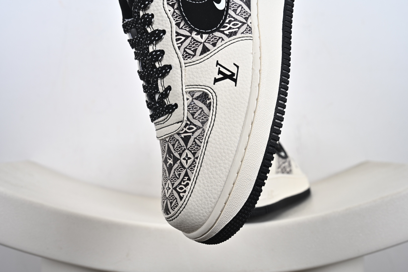 240 定制版 Air Force 1 '07 Low “联名——创意涂鸦米黑”空军一号 高端定制 低帮 运动鞋 休闲鞋 KJ1688-023