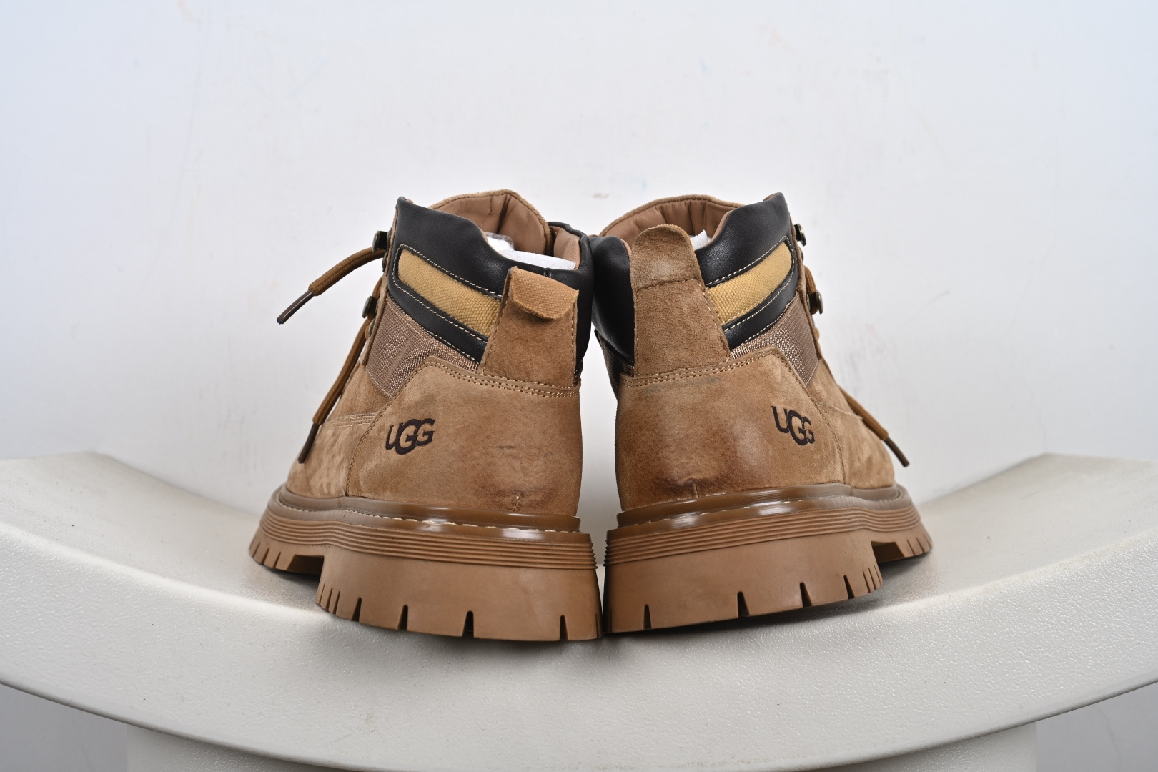 300 美国轻奢品牌 UGG Tasman Weather Hybrid 塔斯曼混合系列中帮轻量休闲马丁靴 U5333M