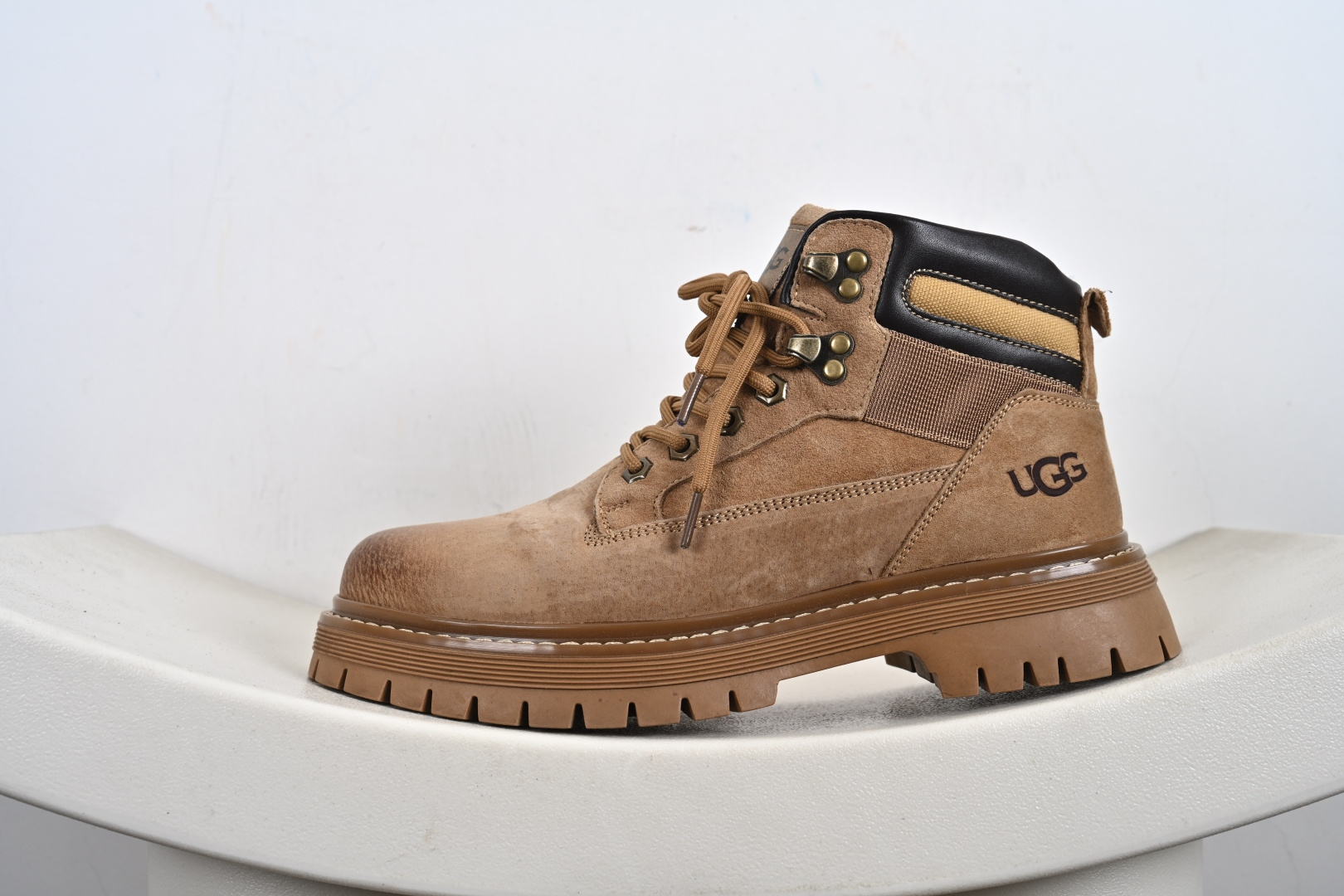 300 美国轻奢品牌 UGG Tasman Weather Hybrid 塔斯曼混合系列中帮轻量休闲马丁靴 U5333M