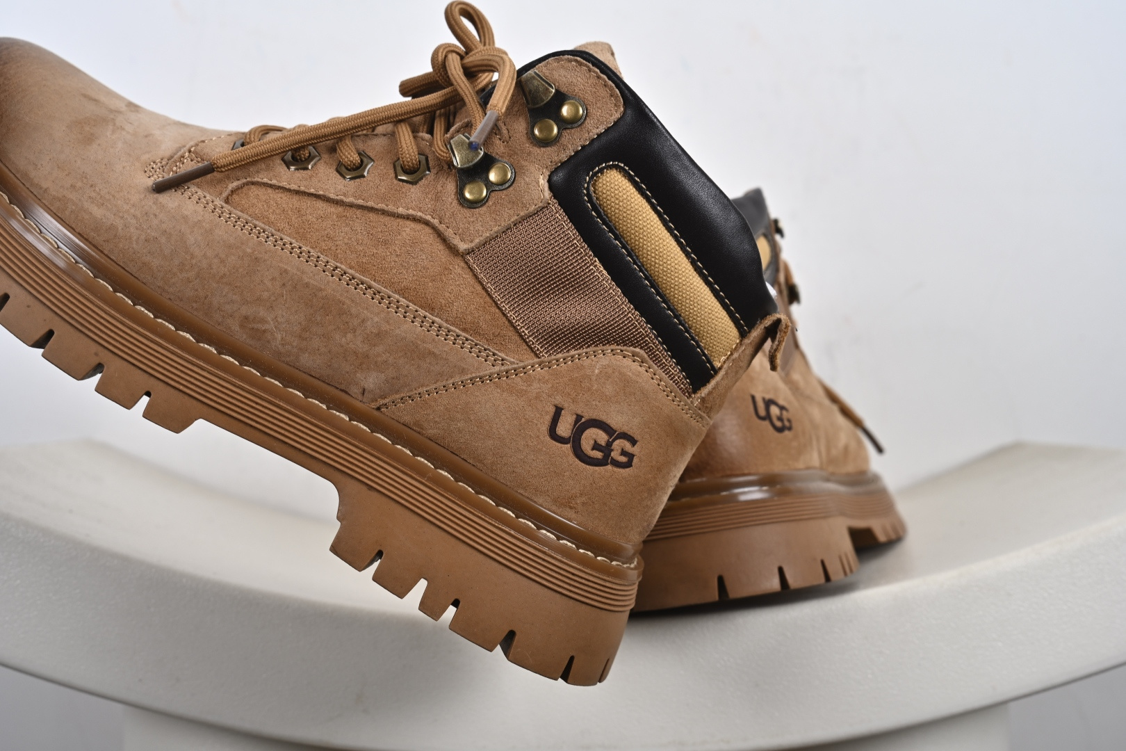 300 美国轻奢品牌 UGG Tasman Weather Hybrid 塔斯曼混合系列中帮轻量休闲马丁靴 U5333M