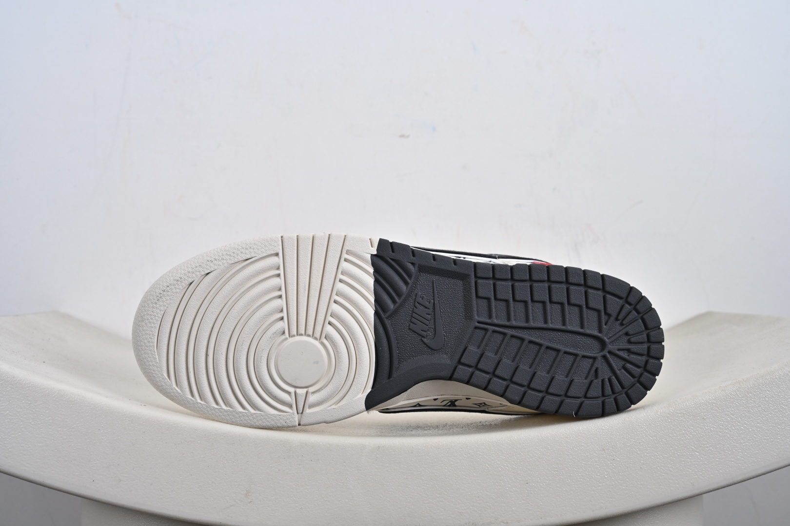 260 定制版 NK SB Dunk Low“ L联名——米黑红印花” 周年高端定制 低帮休闲板鞋 HT5088-609