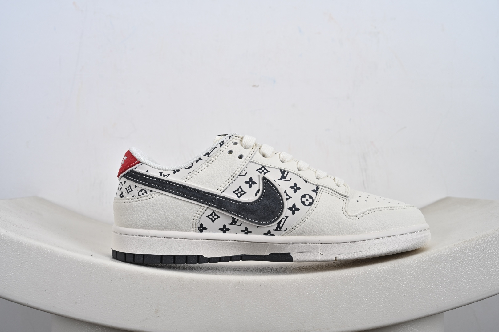 260 定制版 NK SB Dunk Low“ L联名——米黑红印花” 周年高端定制 低帮休闲板鞋 HT5088-609