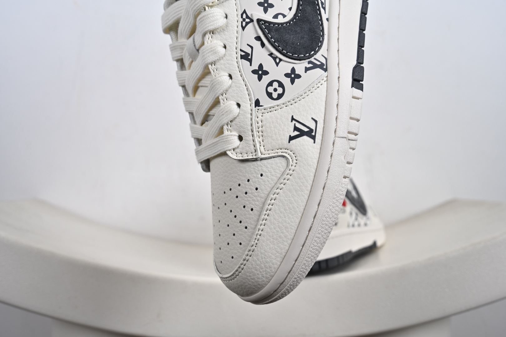 260 定制版 NK SB Dunk Low“ L联名——米黑红印花” 周年高端定制 低帮休闲板鞋 HT5088-609