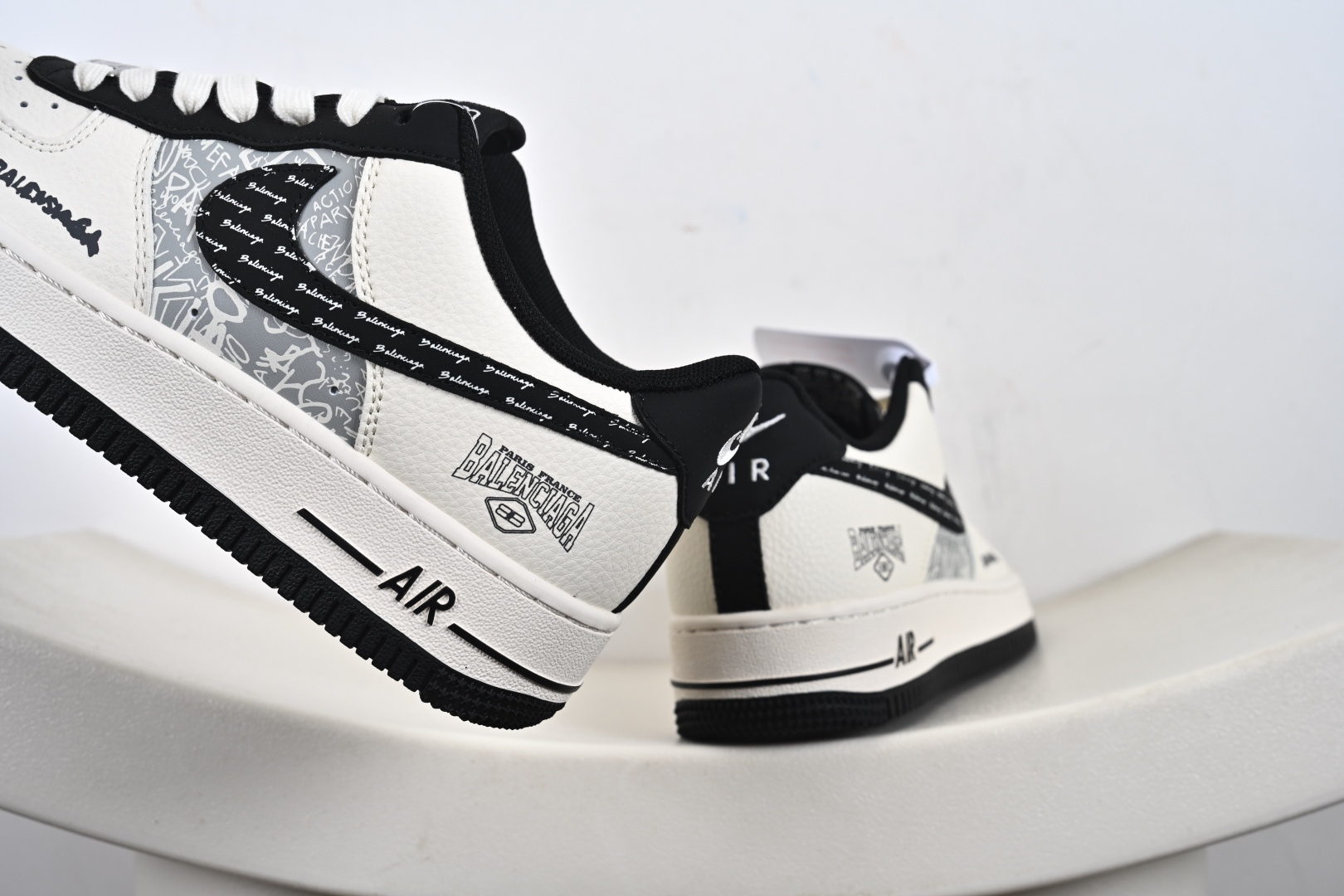 240 定制版Nike Air Force 1'07 Low 巴黎世家联名 米白黑钩印刷 空军一号低帮休闲板鞋 XD2588-611