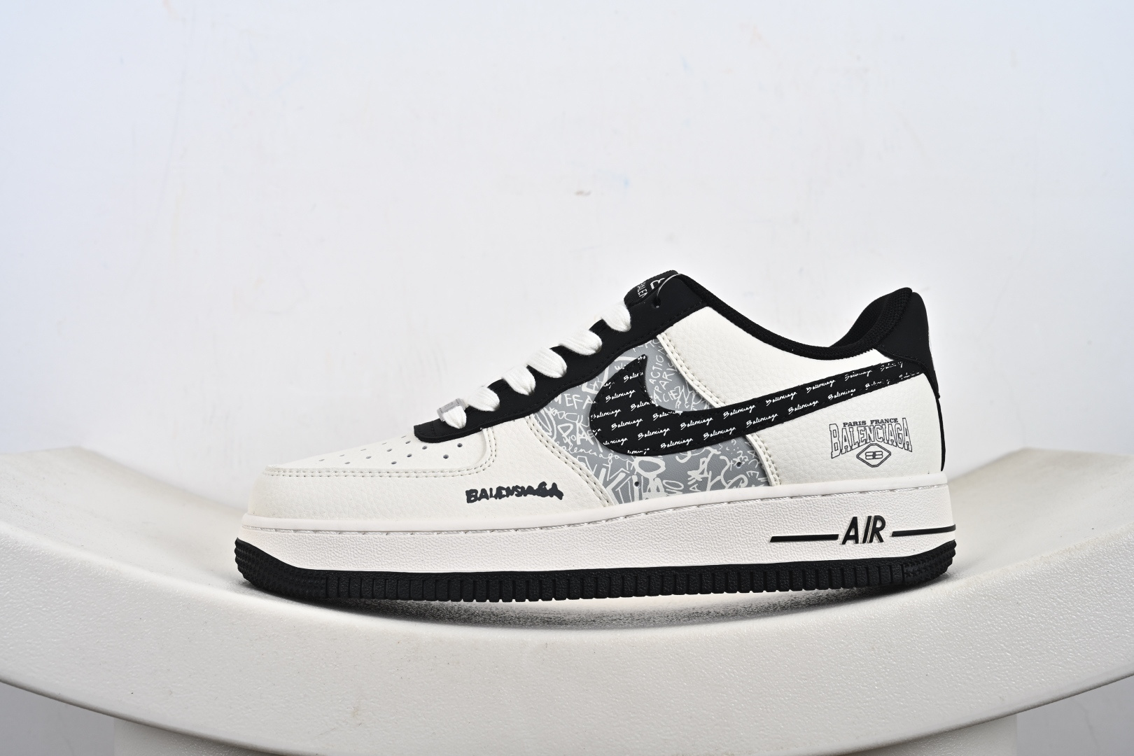 240 定制版Nike Air Force 1'07 Low 巴黎世家联名 米白黑钩印刷 空军一号低帮休闲板鞋 XD2588-611